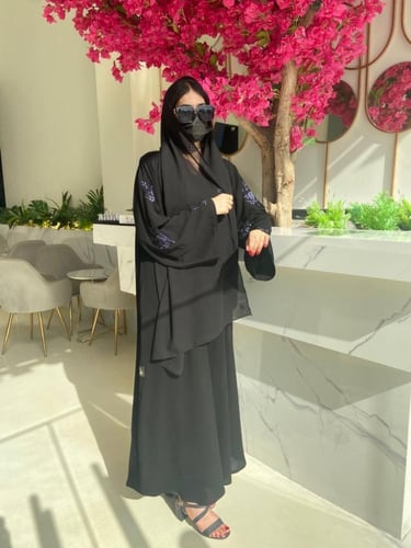 عبايه نص كلوش قماش كريب ملكي تطريز الاكمام والطرحه...