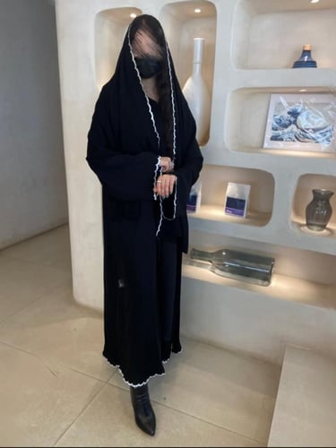 عبايه نص كلوش قماش كريب ملكي بتطريز اوفوايت العباي...