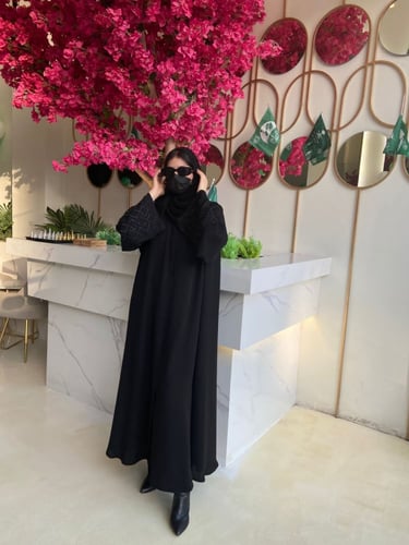 تطريز اسود رقمها 323