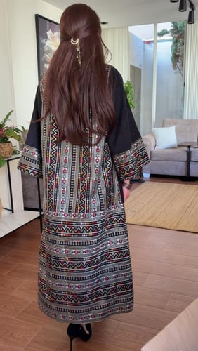 جلابية سوداء بتطريز تراثي أنيق