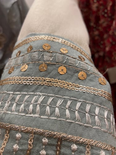 جلابية بيج مع قماش باللون التيفاني مطرز بالترتر ال...