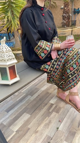 جلابية بقماش مطرز