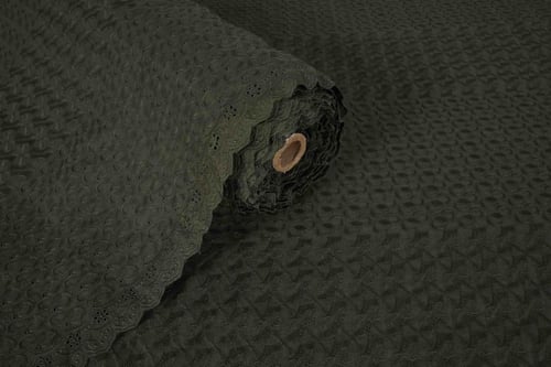 فستان "ميدي" بزخارف بارزة وأكمام أيقونية