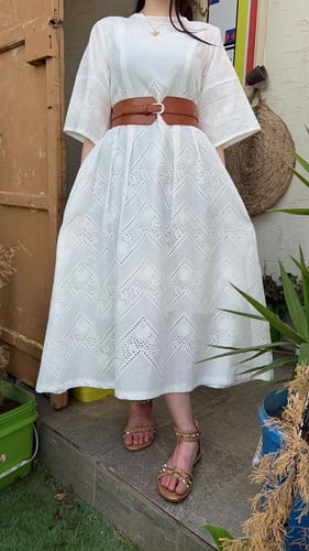 فستان أبيض من قماش ركامة القطن