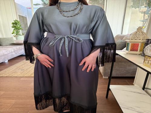 فستان أنيق بقصة انسيابية ولمسة عصرية