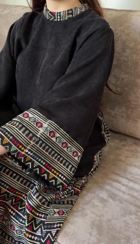 جلابية سوداء بتطريز تراثي أنيق