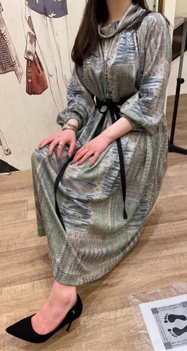 فستان شتوي بتصميم واسع مع حزام أسود منفصل للخصر