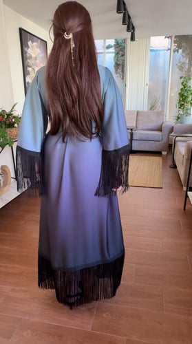 فستان أنيق بقصة انسيابية ولمسة عصرية