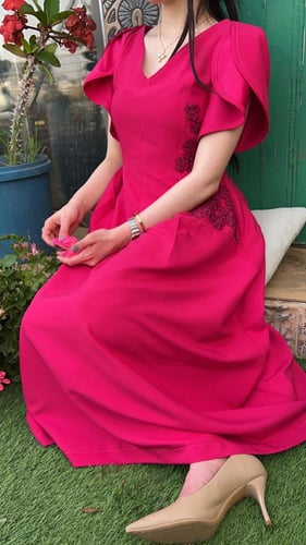 فستان أنيق بفتحة صدر على شكل V