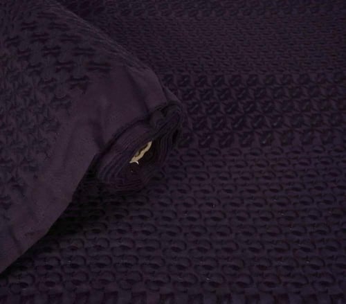 فستان "ميدي" بزخارف بارزة وأكمام أيقونية