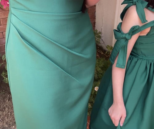 فستان نسائي أخضر بتصميم أنيق