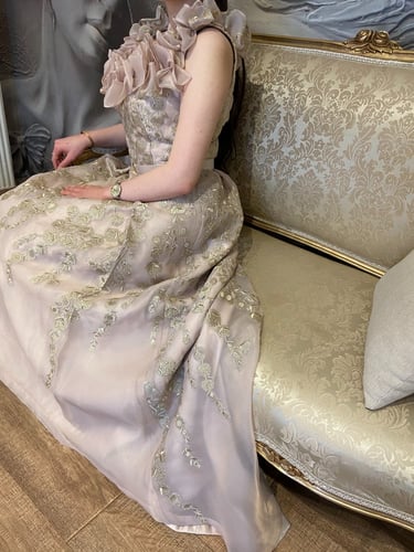 فستان سهرة مميز من قماش الاوجينز مطرزمن خيوط القصب