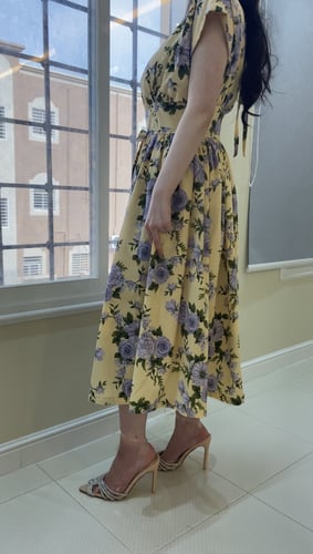 فستان بطبعات من الورود