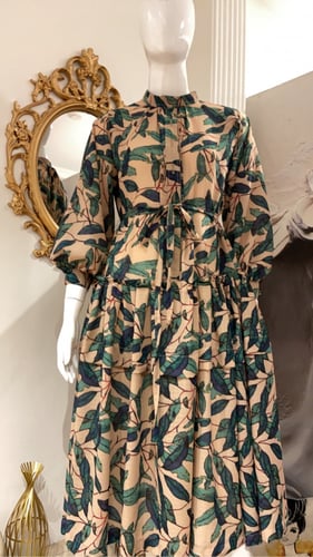 فستان بتصميم أنيق من الشيفون