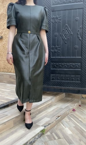 فستان بتصميم أنيق وأكمام منفوخه من قماش الشمواة وب...