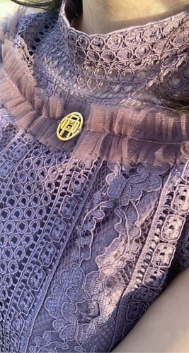 فستان دانتيل بتصميم أنيق