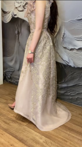 فستان سهرة مميز من قماش الاوجينز مطرزمن خيوط القصب