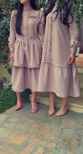 فستان بتصميم أنيق من طبقتين وأكمام طويلة