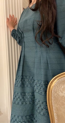 فستان نسائي أنيق ميدي بتصميم كلاسيكي وأكما طويلة