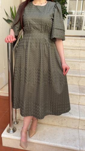 فستان "ميدي" بزخارف بارزة وأكمام أيقونية