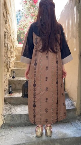 جلابية مطرزة بعدة ألوان