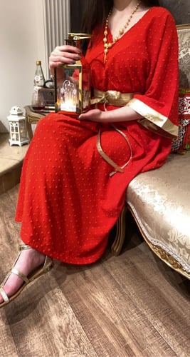 جلابية واسعة مع حزام ذهبي