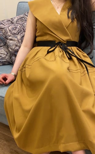 فستان بتصميم لف من الاعلى وبحزام أسود