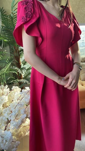 فستان أنيق بفتحة صدر على شكل V