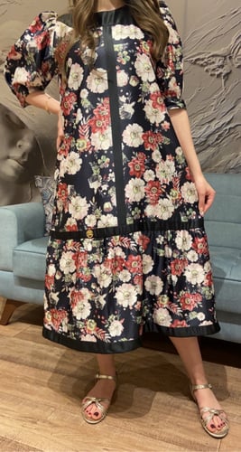 فستان أنيق بتصميم قماش مميز بطباعات من الورود