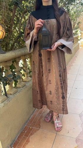 جلابية مطرزة بعدة ألوان