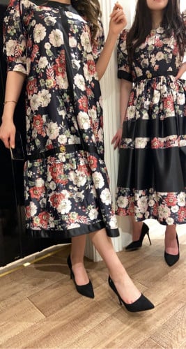 فستان أنيق بتصميم قماش مميز بطباعات من الورود