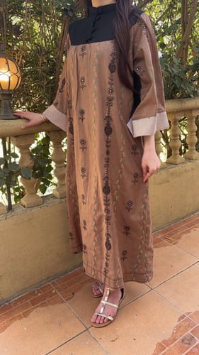 جلابية مطرزة بعدة ألوان