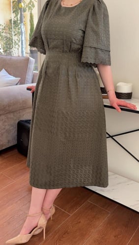 فستان "ميدي" بزخارف بارزة وأكمام أيقونية