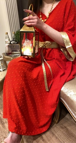 جلابية واسعة مع حزام ذهبي