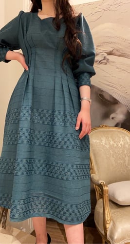 فستان نسائي أنيق ميدي بتصميم كلاسيكي وأكما طويلة