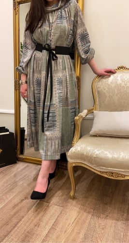 فستان شتوي بتصميم واسع مع حزام أسود منفصل للخصر