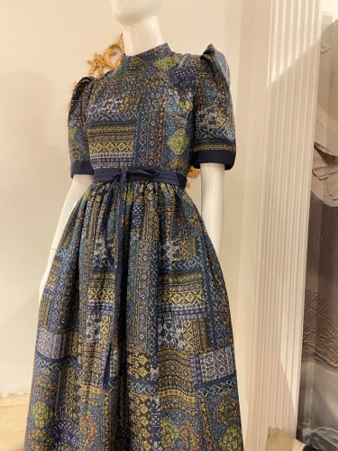 فستان كلاسيك بفتحة ظهر دائرية