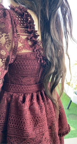 فستان فخم وأنيق من قماش الدانتيل