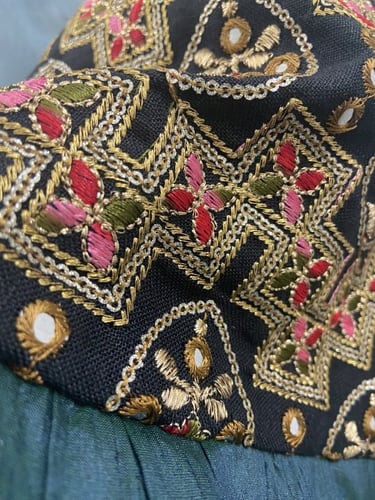 جلابية بتطريز ذهبي