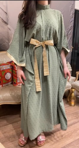 جلابية واسعة مع حزام ذهبي