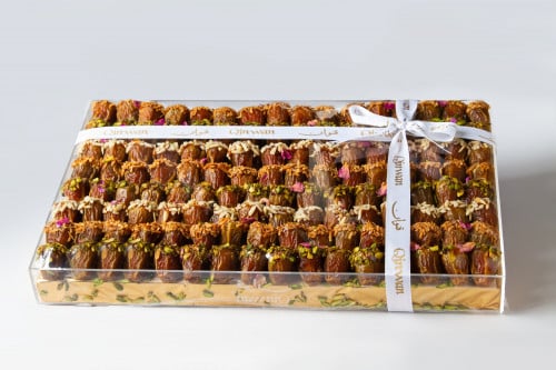 تمر سكري محشي ومزين بالمكسرات معبأ في صينية اكرليك