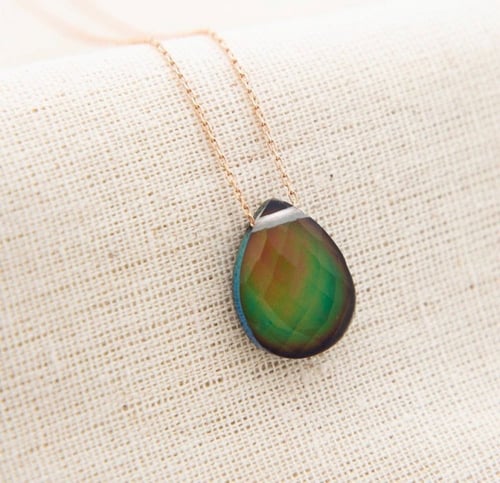 سلسال قطرة الماء يتغير لونها حسب الحرارة والمشاعر