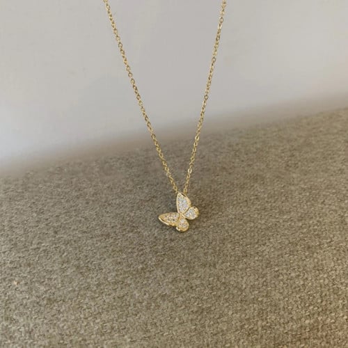 قلادة الفراشة الذهبية