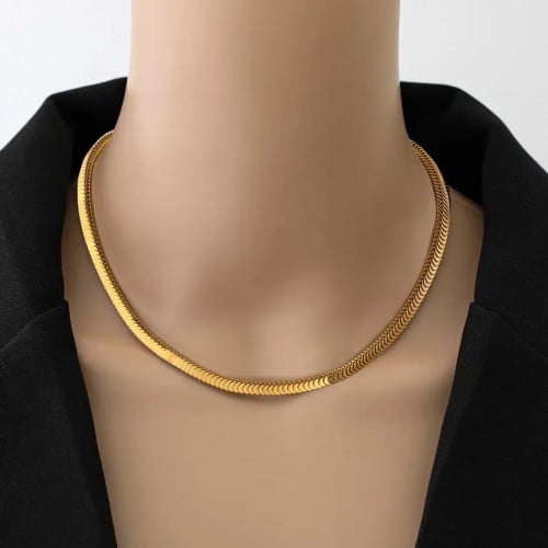 عقد الفراشة المذهبة