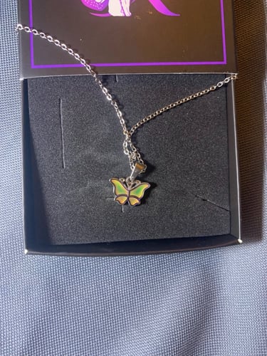 سلسال الفراشه يتغير لونه بدرجه حراره الجسم والمشاع...