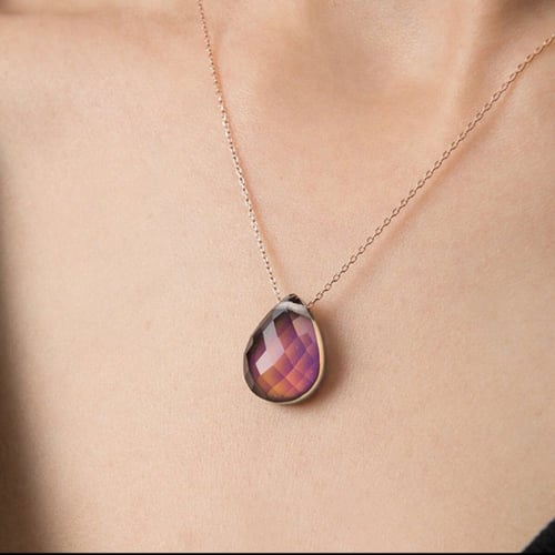 سلسال قطرة الماء يتغير لونها حسب الحرارة والمشاعر