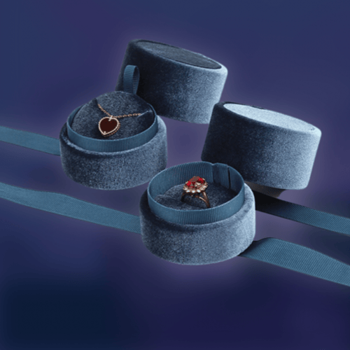 علبة كيتي مع شريطة