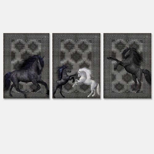 ثلاث لوحات خشبية بتصميم حصان