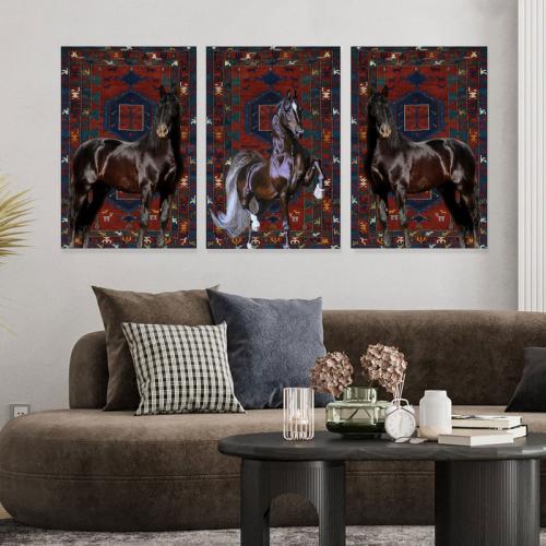 ثلاث لوحات خشبية بتصميم حصان