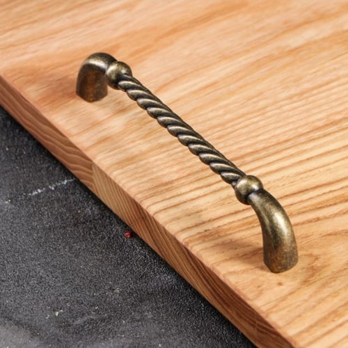 صينية تقديم خشبية مع يد معدنية مزخرفة بتصميم هندسي...